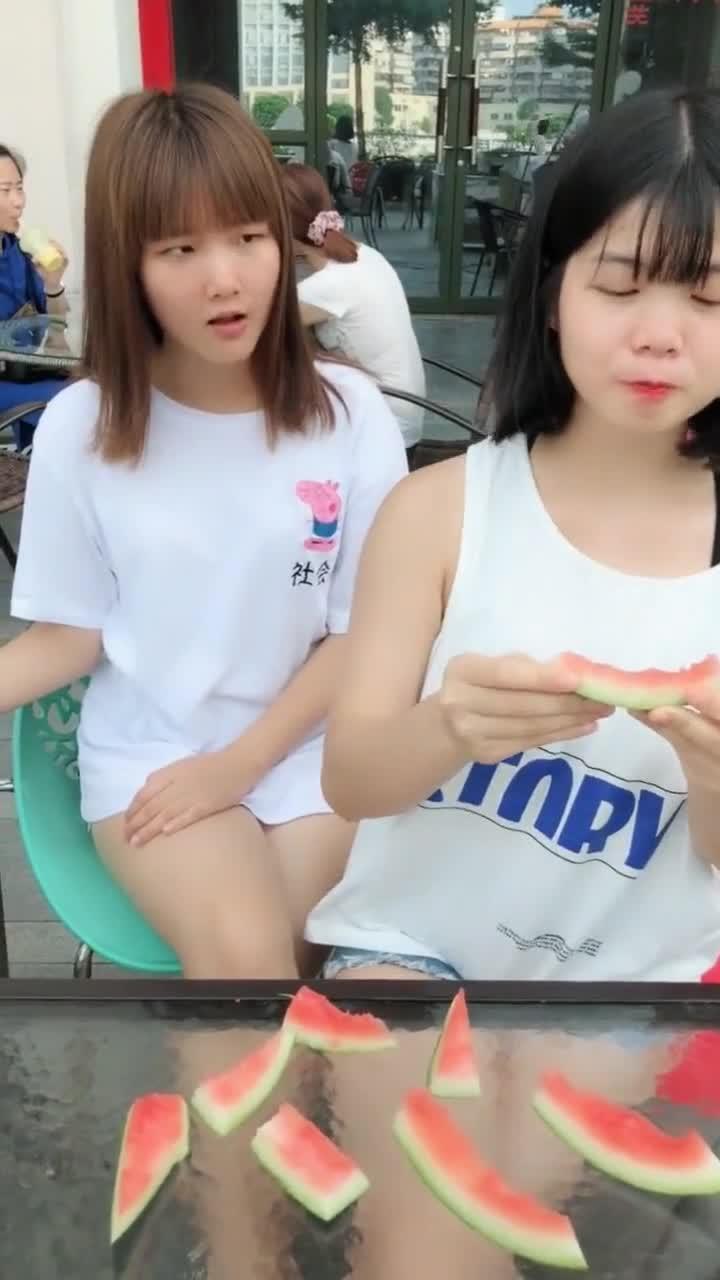 几个美女吃瓜
