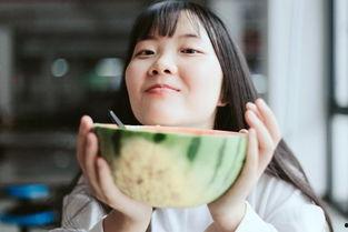 重庆吃瓜少女拍照,捕捉市井生活瞬间