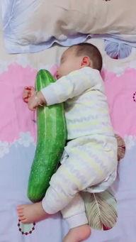 宝宝喂妈妈吃瓜,宝宝喂妈妈吃瓜温馨瞬间